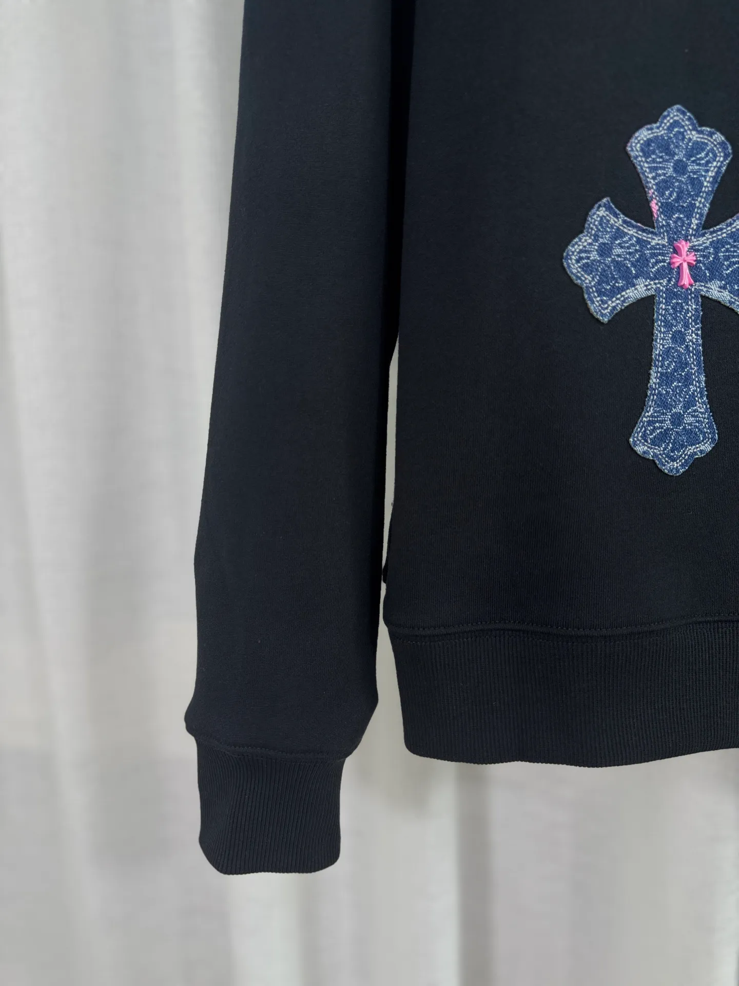 P270 top version, real shot without P, ​​different from market currency) 𝗖𝗵𝗿𝗼𝗺𝗲 𝗛𝗲𝗮𝗿𝘁𝘀/Cro Heart 2025 denim patch embroidery autumn and winter new original single counter American laser burnt 3D three-dimensional color embroidery couple casual sweatshirt 👑The highest version! Customized fabric 430g tripe terry fabric! American acid washed distressed original denim with burnt flowers ✟appliqué embroidery and exquisite embroidery of letters! The best-selling model in the counter, very comfortable to wear. Accessories: original molded and authenticated collar label➕100% silk wash label. Genuine purchase-grade original hangtag➕matching hanging rope➕3D hanging beads➕original packaging bag. Craftsmanship: The original version has consistent wiring! The highest version of the armhole matching technique! Color: White Black Size: S M L XL Style No.: 25-302